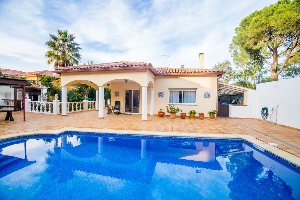 Vista exterior de Casa o xalet en venda en Castell-Platja d'Aro amb Calefacció, Jardí privat i Piscina
