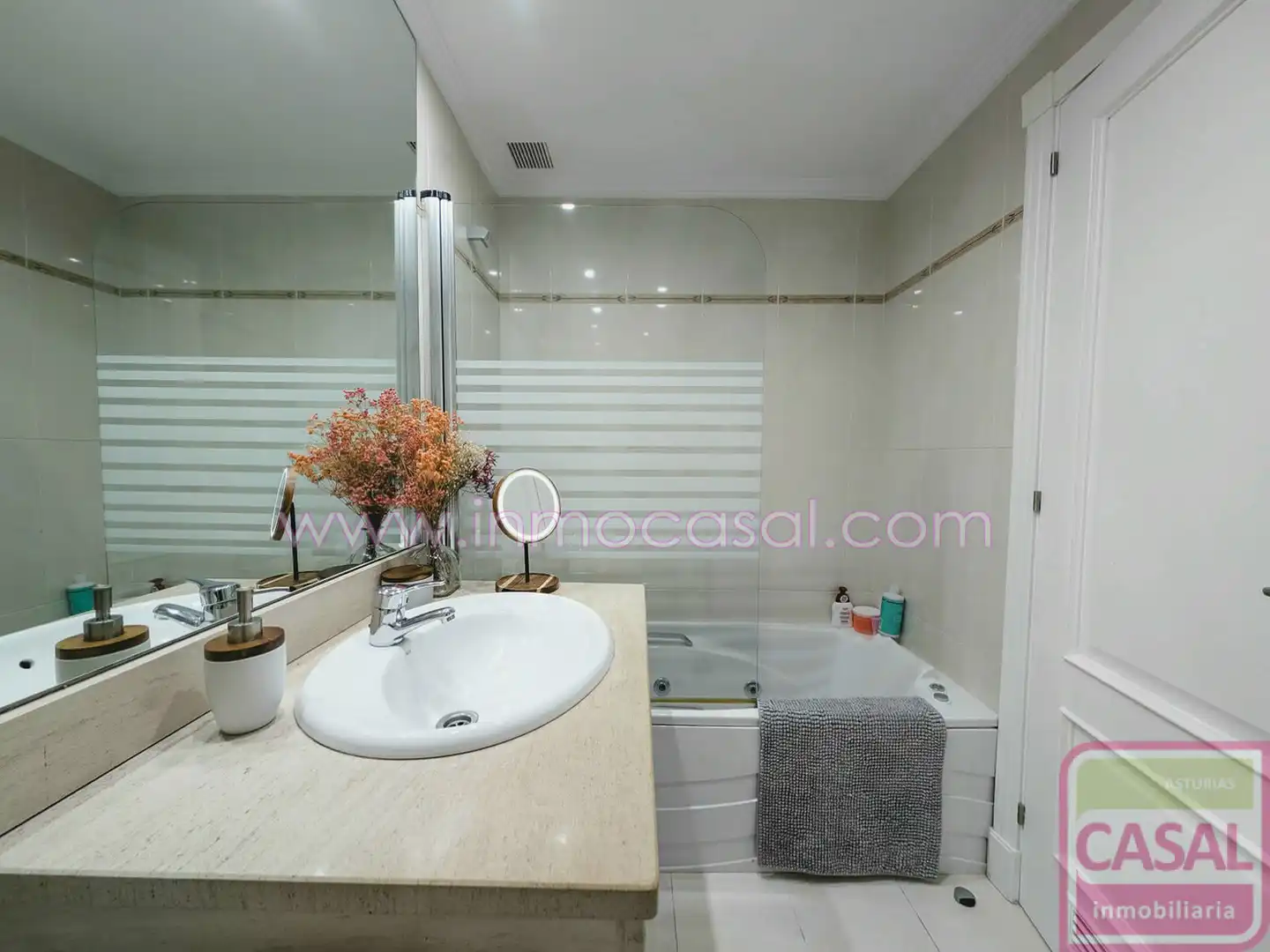 Baño de Piso en venta en Oviedo  con Calefacción, Terraza y Trastero