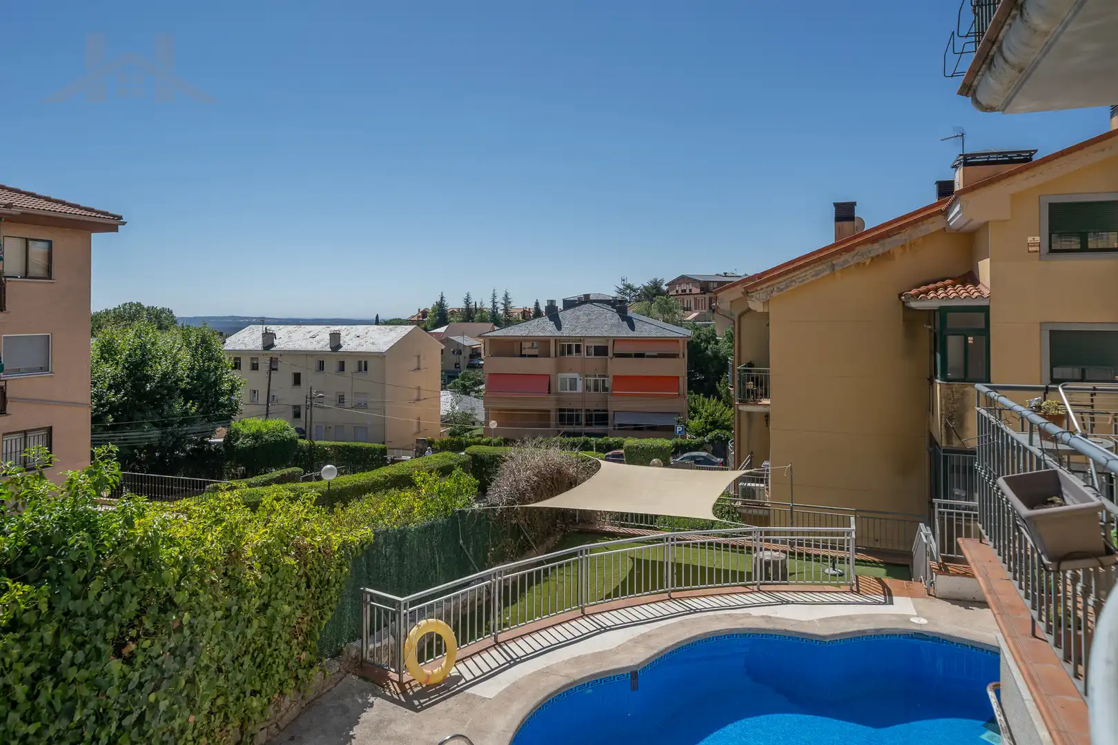 Piscina de Piso en venta en San Lorenzo de El Escorial con Aire acondicionado, Jardín privado y Amueblado