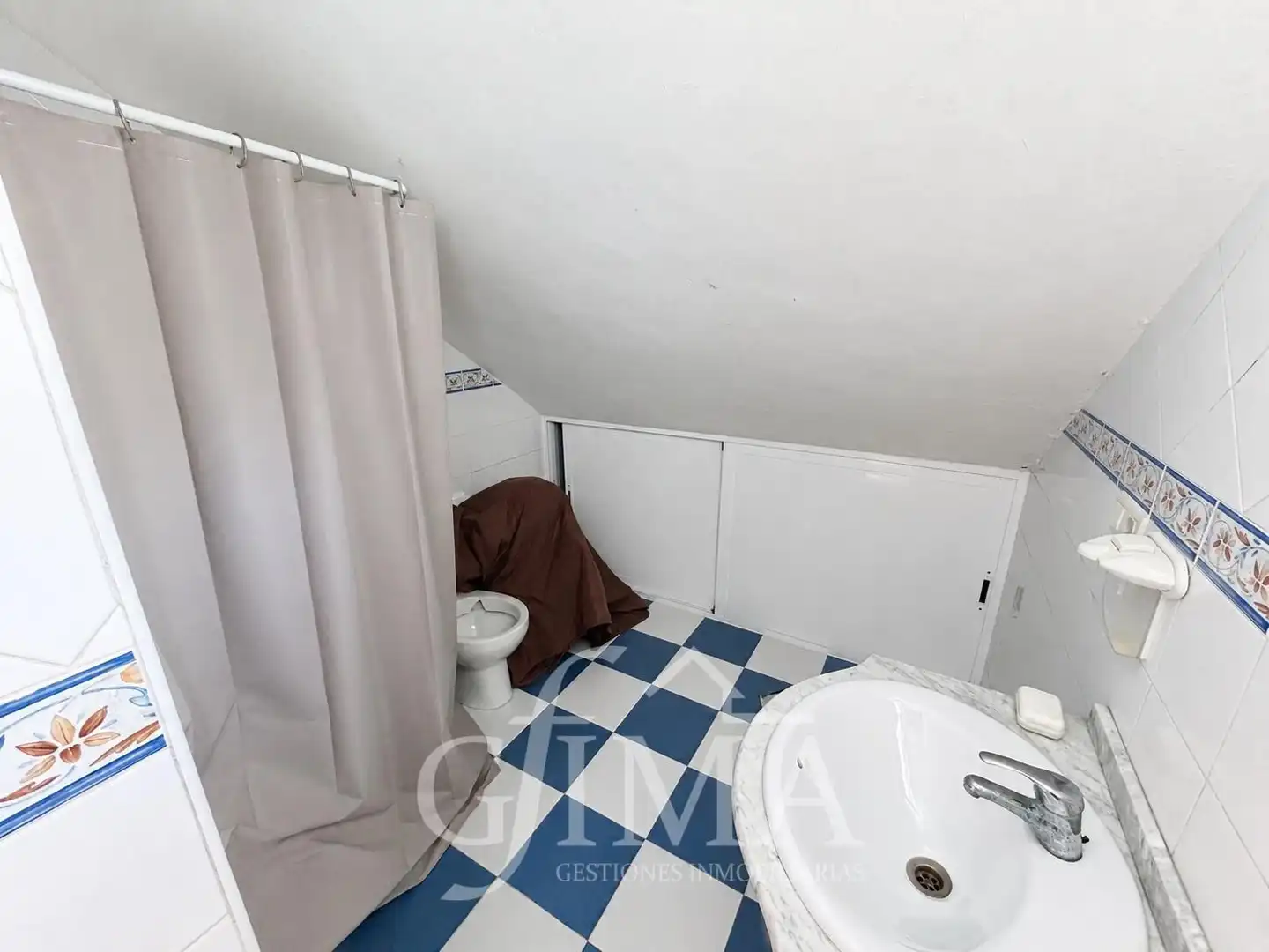 Baño de Casa adosada en venta en Tomelloso con Calefacción, Trastero y Amueblado