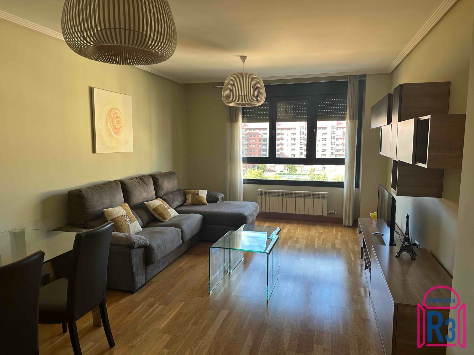 Sala d'estar de Apartament en venda en León Capital  amb Calefacció, Traster i Moblat