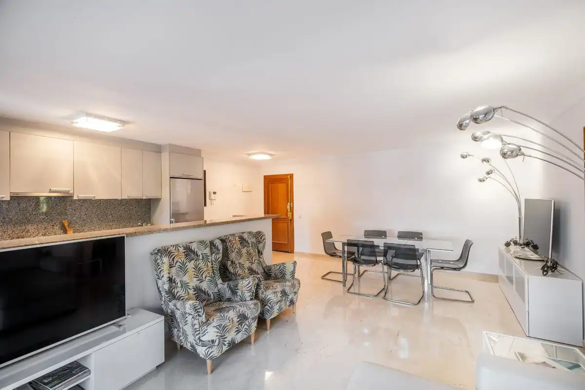 Sala d'estar de Apartament en venda en Marbella amb Aire condicionat, Calefacció i Jardí privat