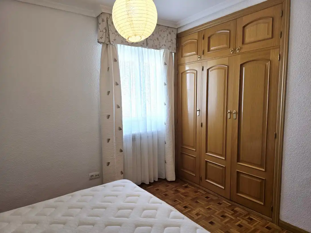 Schlafzimmer von Wohnung zur Miete in Madrid mit Klimaanlage, Heizung und Parkett