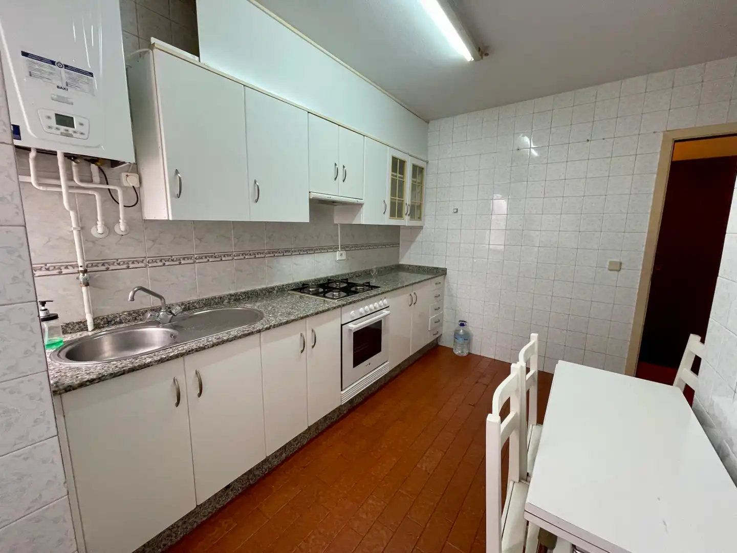 Cuina de Pis de lloguer en Santiago de Compostela  amb Calefacció, Parquet i Moblat