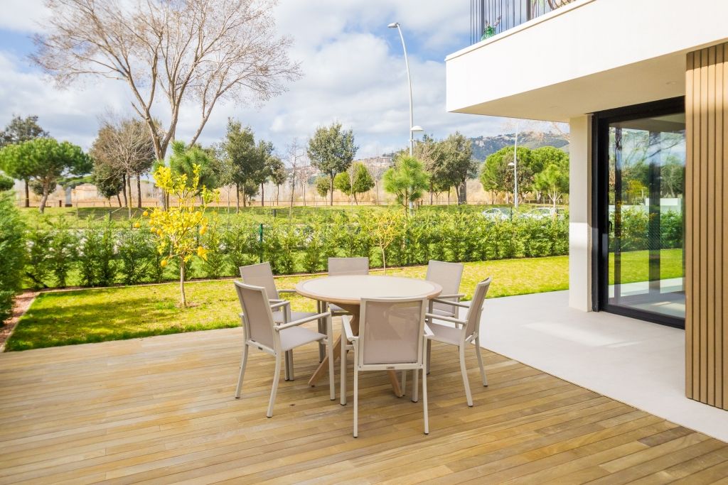 Terrasse von Erdgeschoss zum Verkauf in Castell d'Aro, Platja d'Aro i s'Agaró mit Klimaanlage, Heizung und Privatgarten