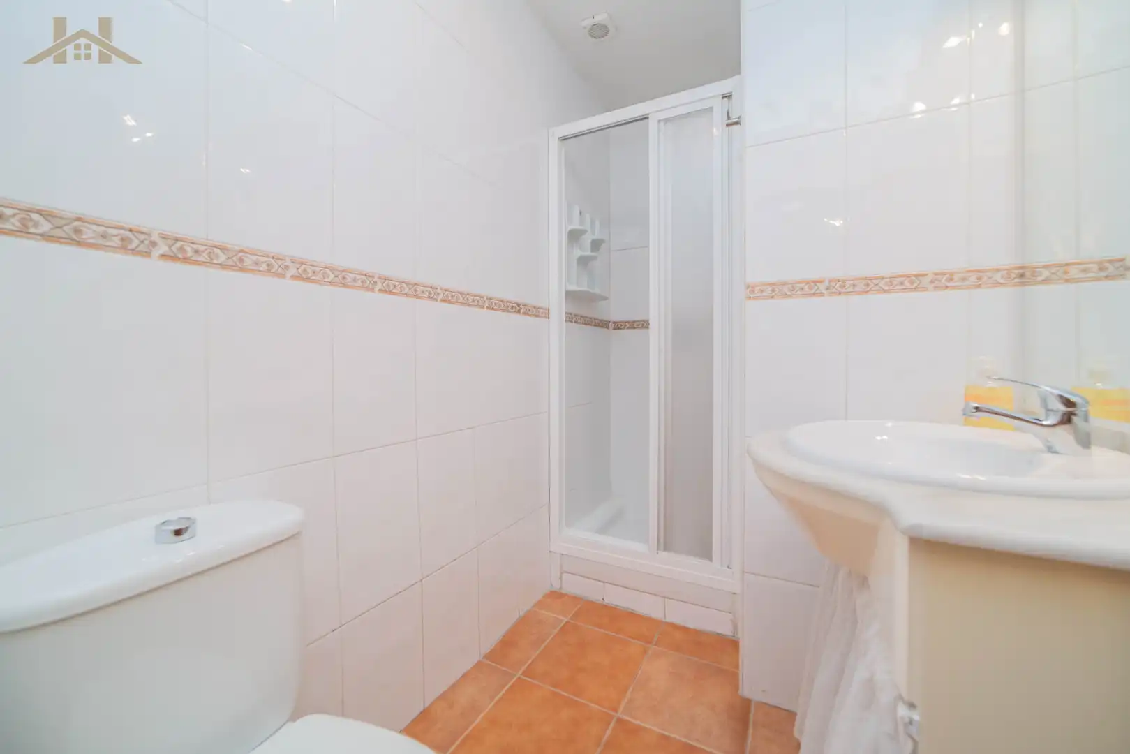 Badezimmer von Einfamilien-Reihenhaus zum Verkauf in Boadilla del Monte mit Heizung, Privatgarten und Abstellraum