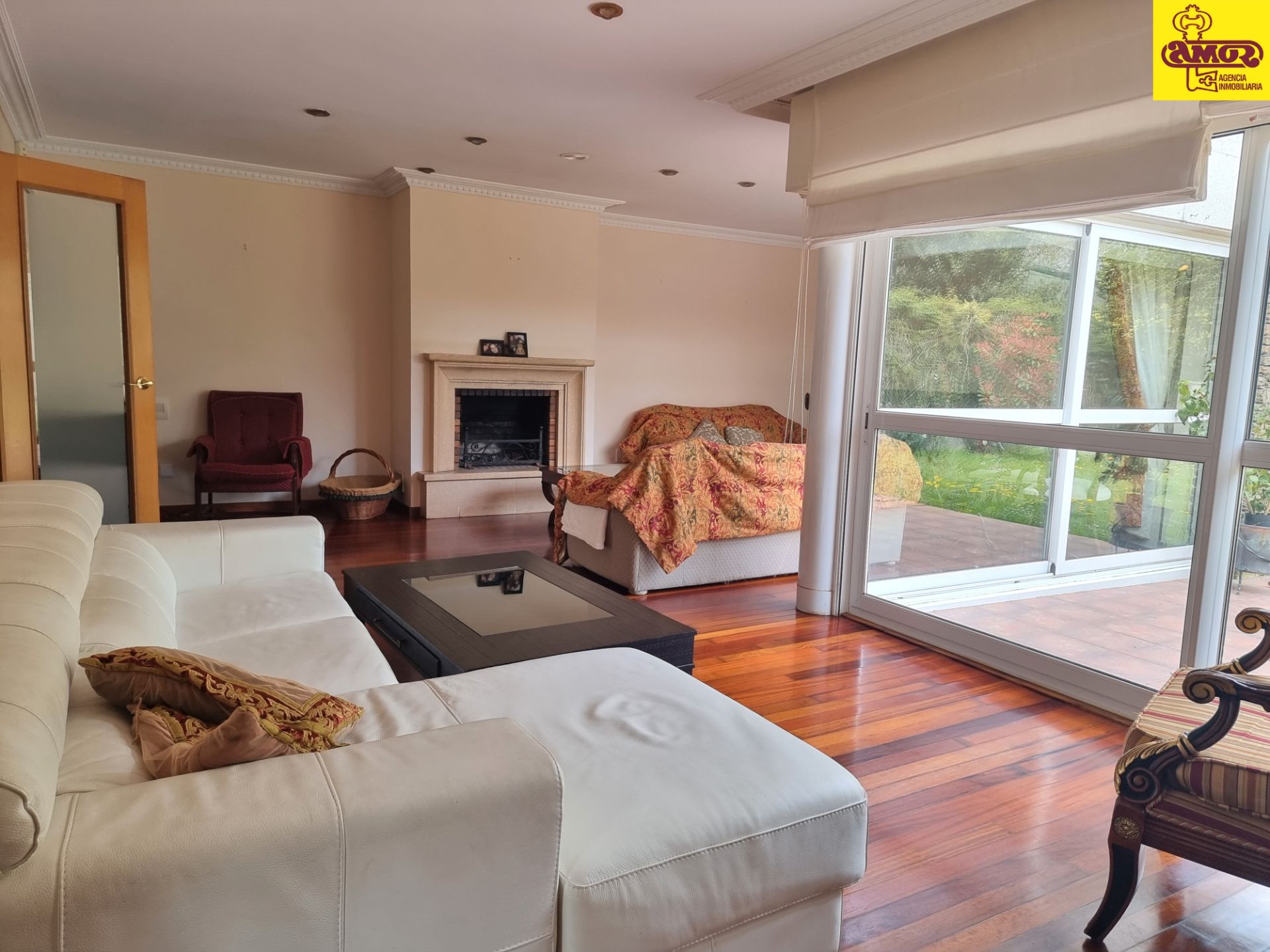 Sala d'estar de Casa o xalet en venda en Santiago de Compostela  amb Jardí privat, Terrassa i Moblat