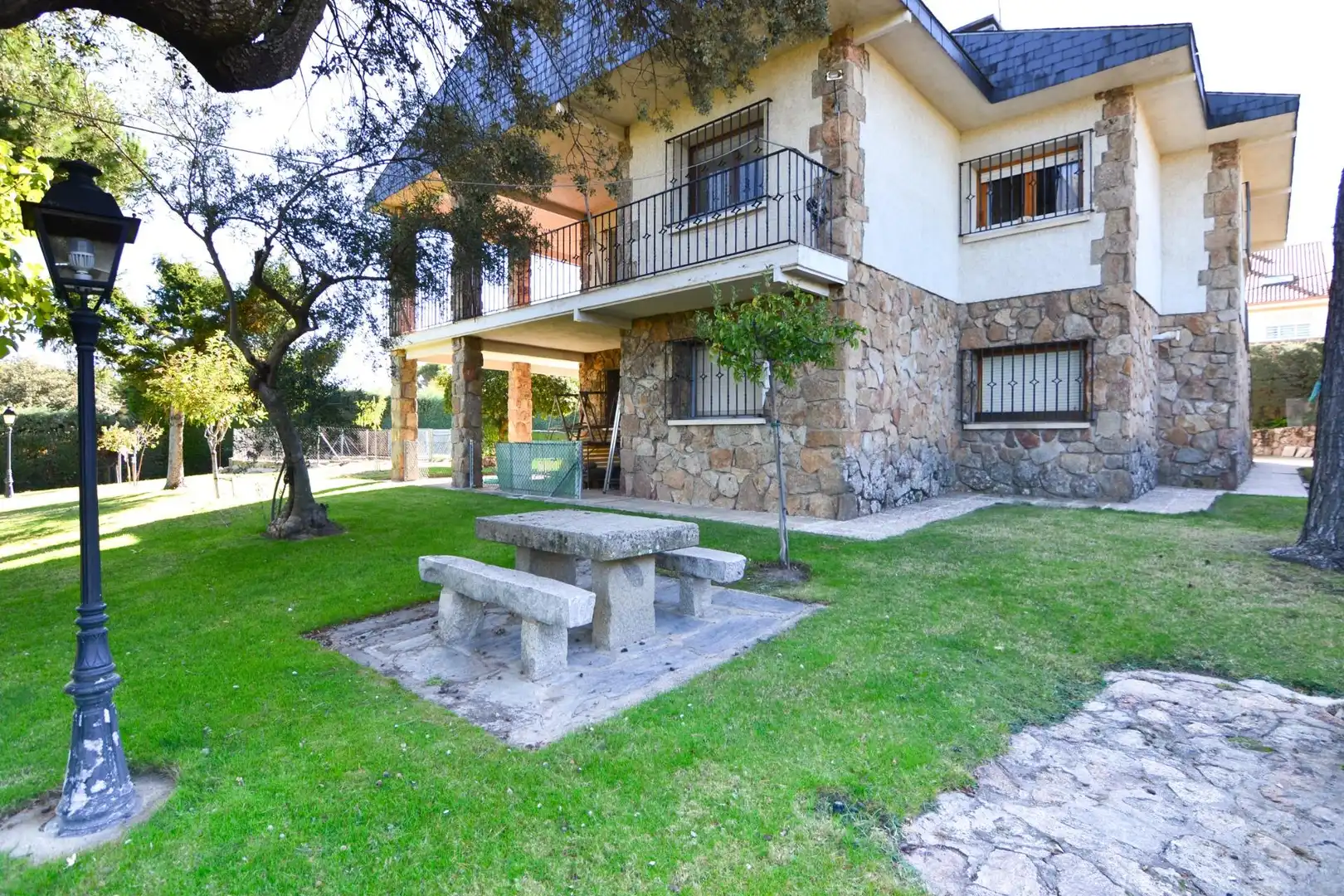 Exterior view of Houses for sale in El Escorial  with Heating, Private garden and Terrace