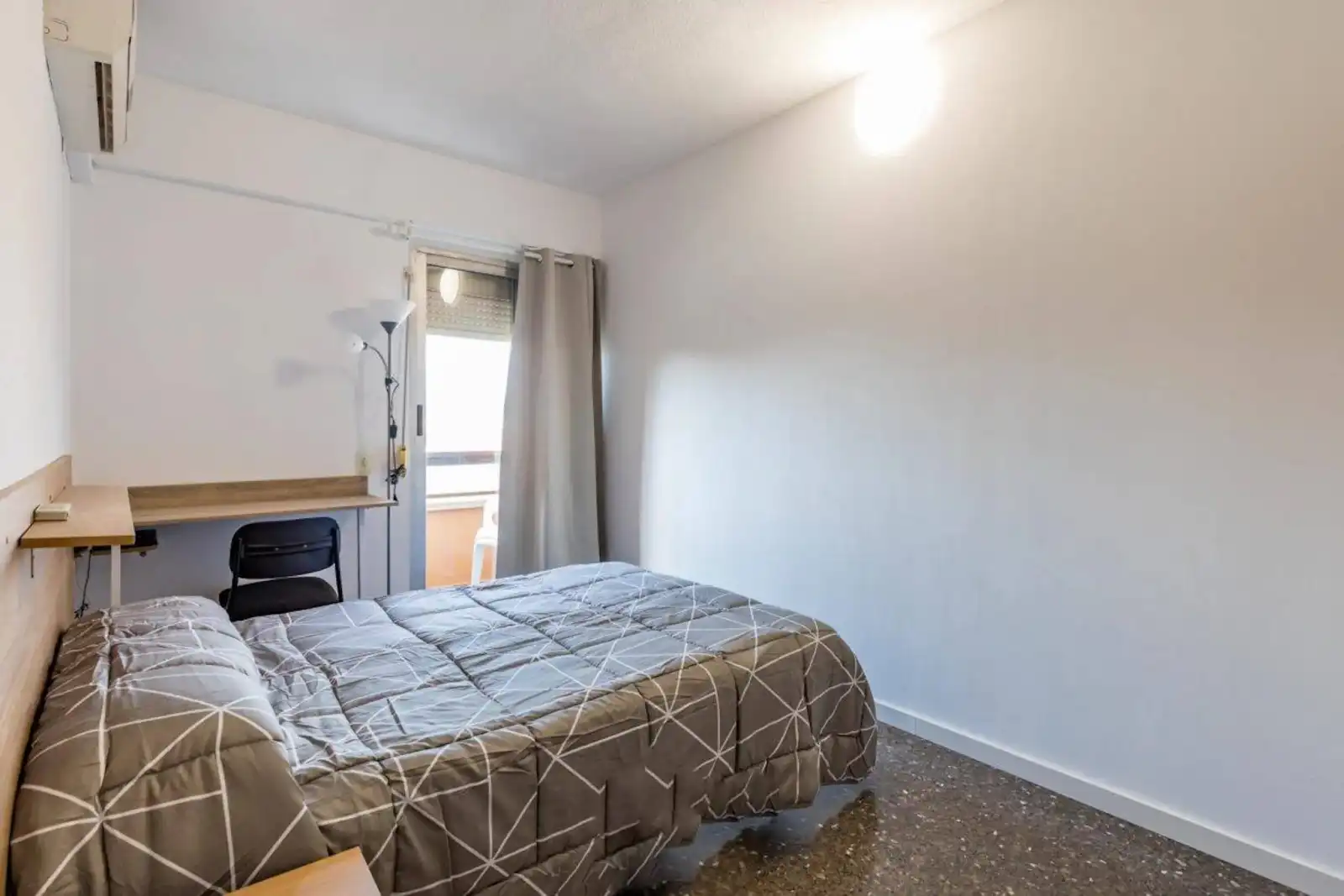 Bedroom of Flat for share in Campanar