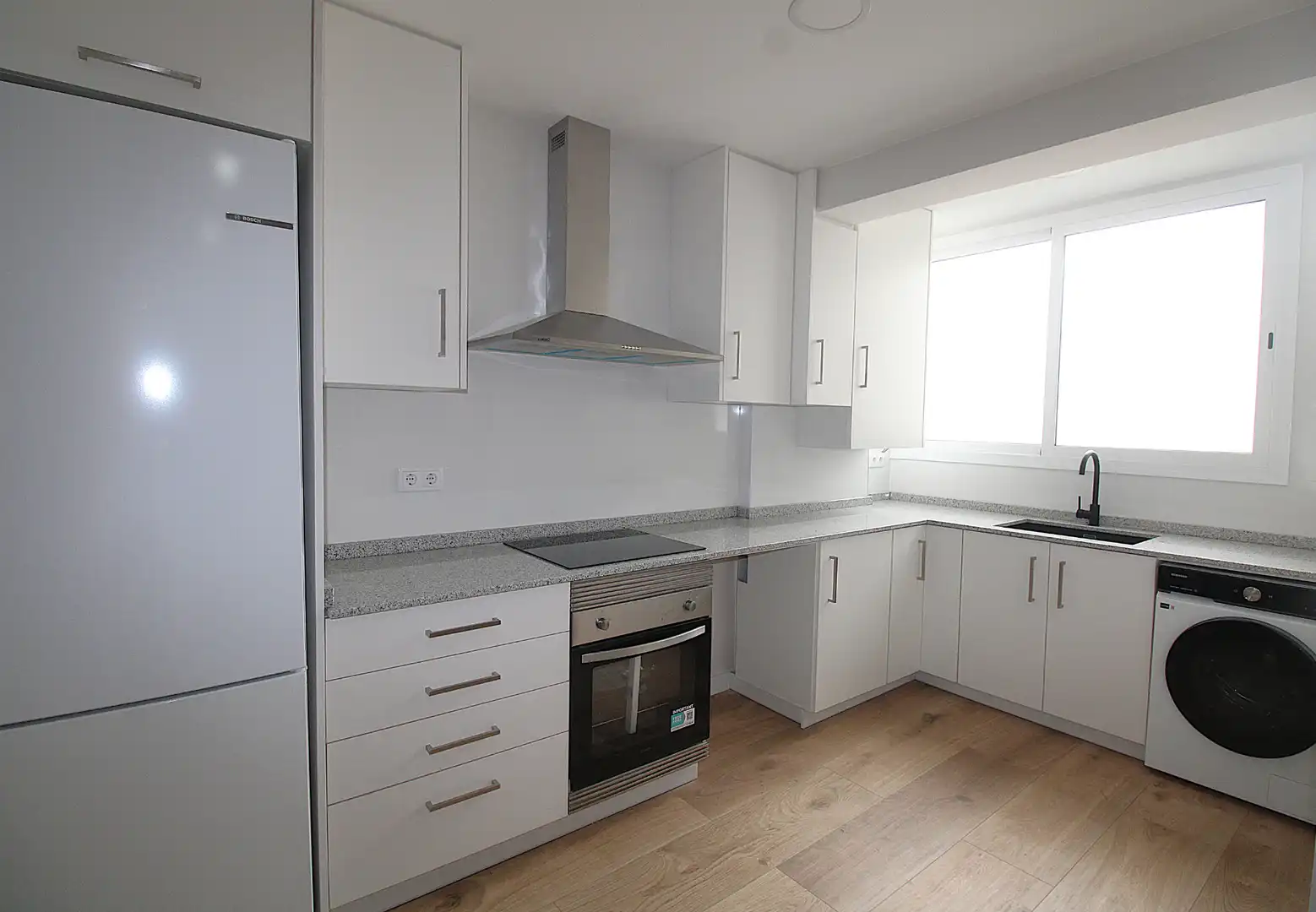 Cuina de Apartament de lloguer en Valencia amb Parquet, Moblat i Forn