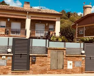 Vista exterior de Casa adosada de lloguer en Sant Vicenç de Montalt amb Aire condicionat i Piscina