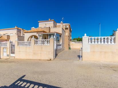 Vista exterior de Casa adosada en venda en Torrevieja amb Aire condicionat, Jardí privat i Terrassa