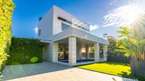 Vista exterior de Casa o xalet en venda en Cambrils amb Aire condicionat i Piscina