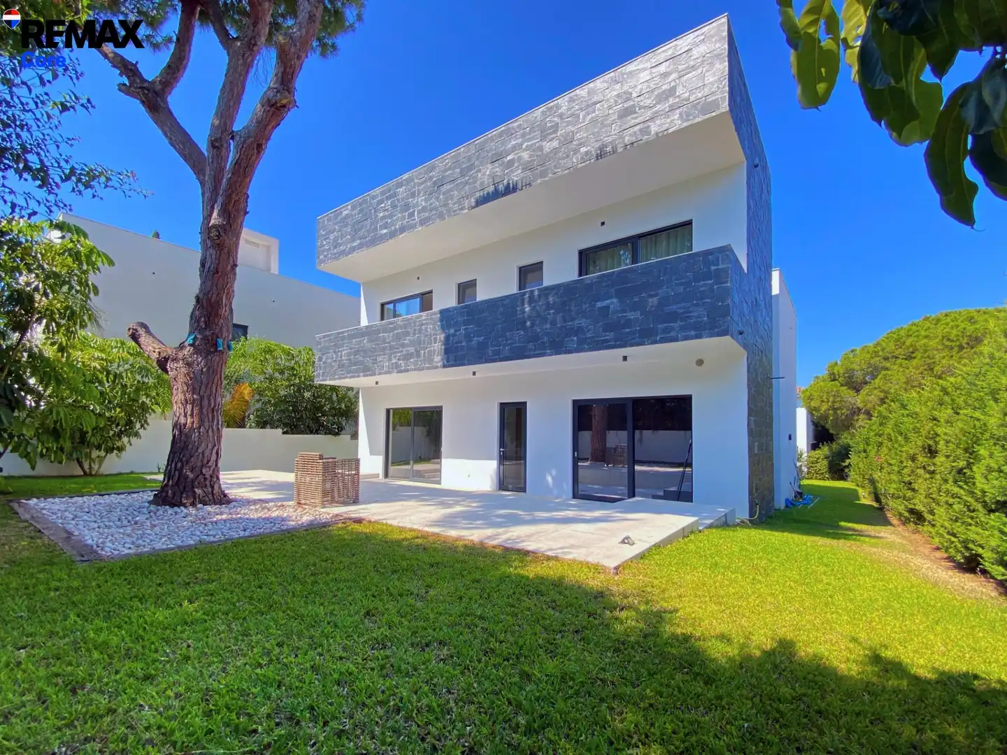 Vista exterior de Casa o xalet en venda en Marbella amb Aire condicionat, Calefacció i Jardí privat