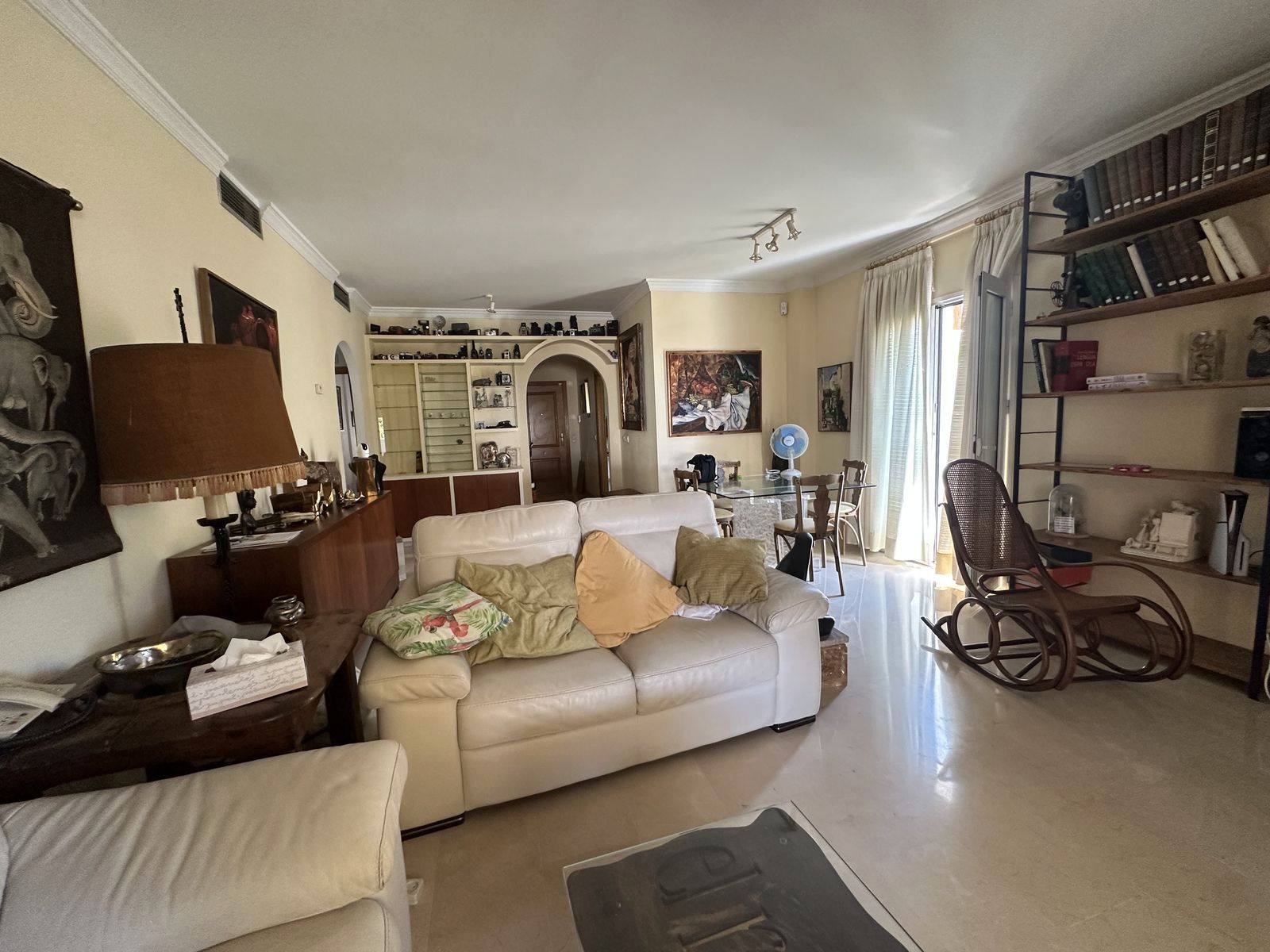 Sala d'estar de Apartament en venda en Marbella amb Terrassa, Traster i Moblat