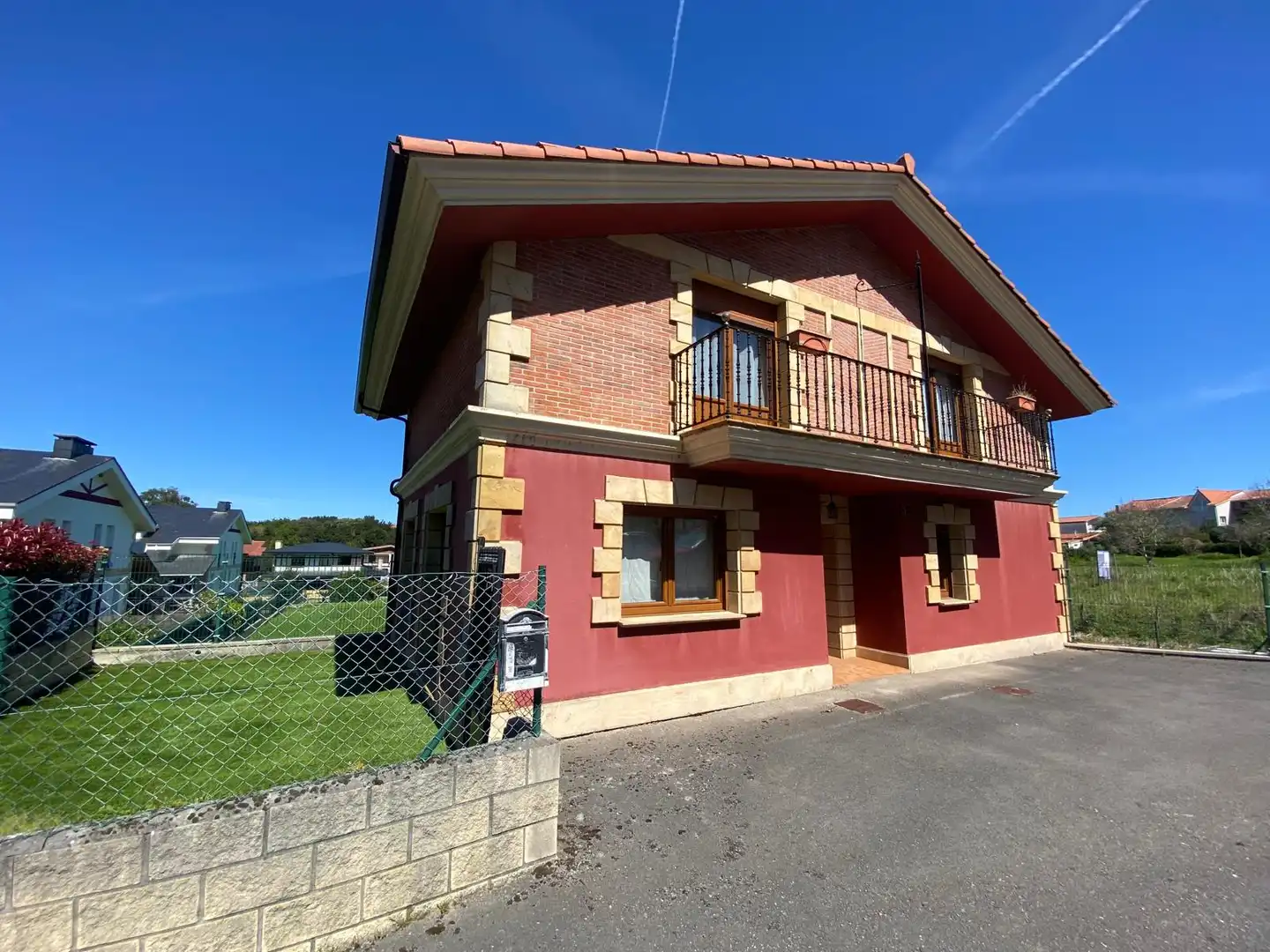 Vista exterior de Casa o chalet en venta en Castro-Urdiales con Calefacción, Jardín privado y Terraza