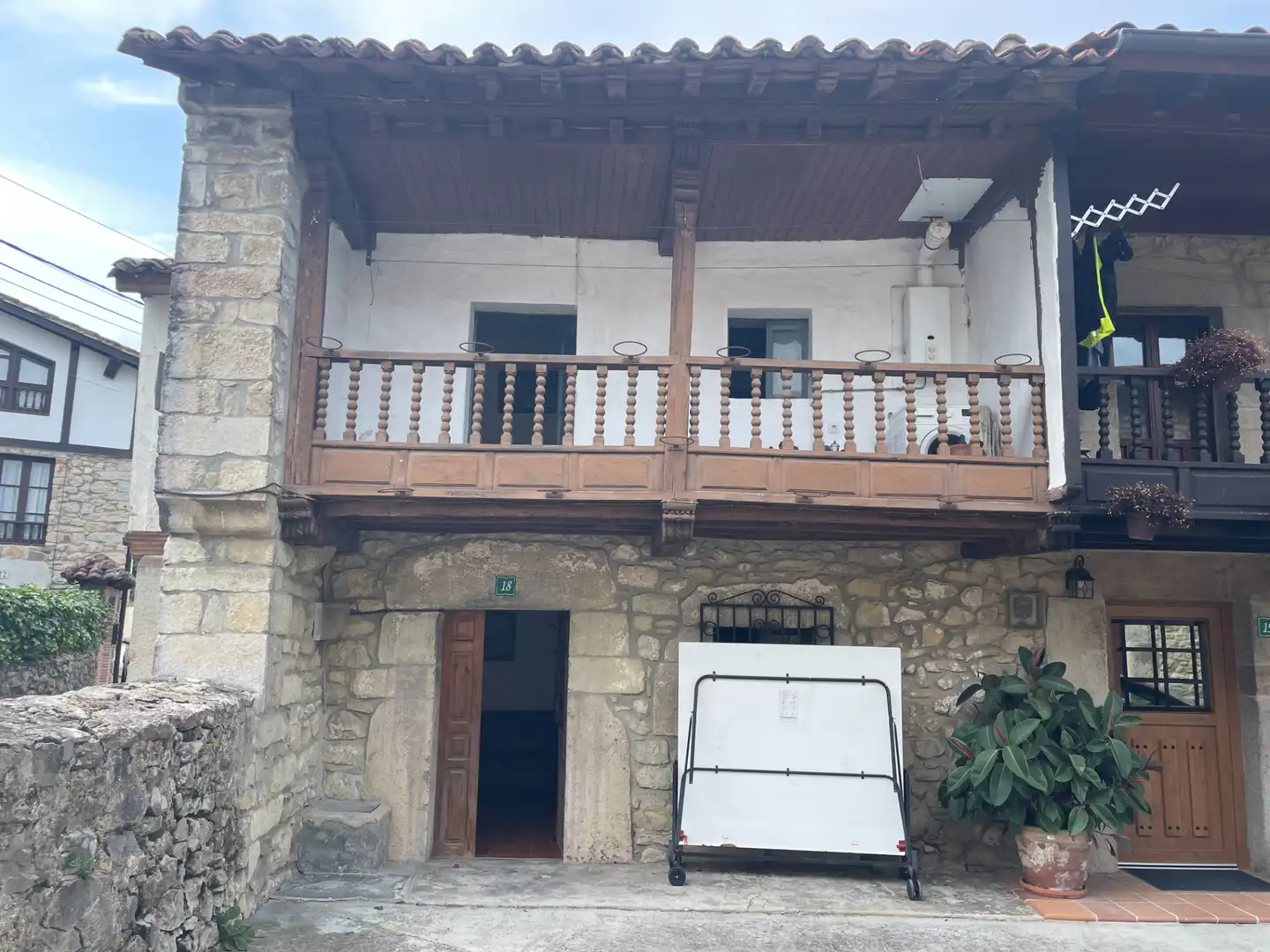 Vista exterior de Casa o xalet en venda en Val de San Vicente  amb Jardí privat i Balcó