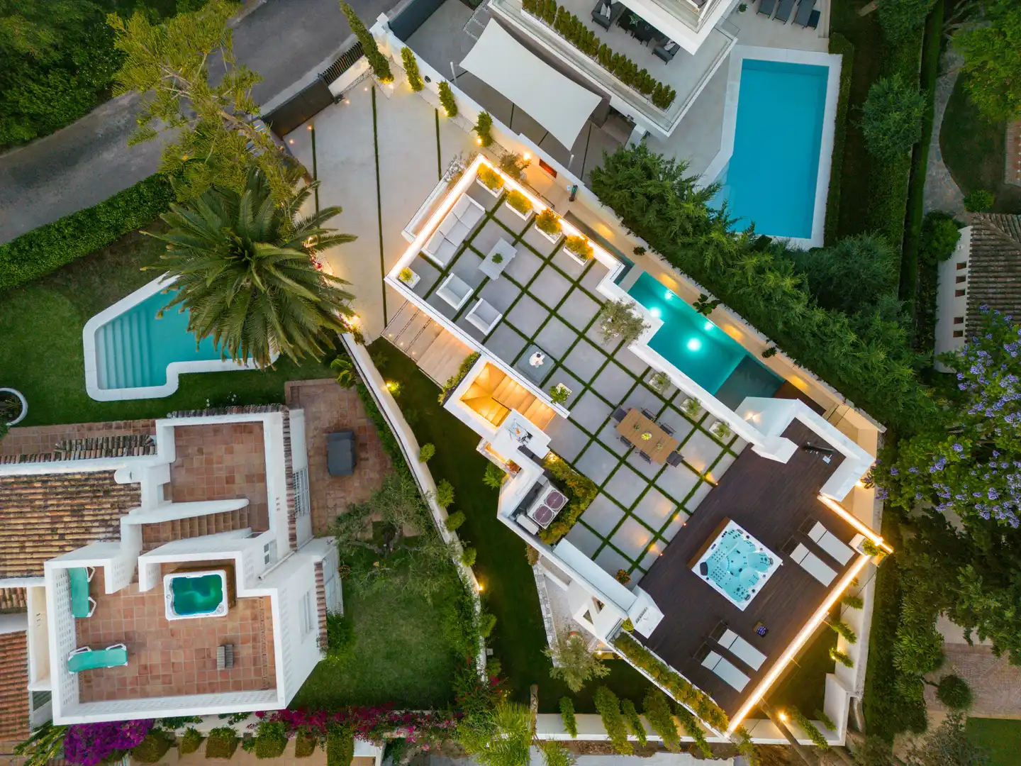 Vista exterior de Casa o xalet en venda en Marbella amb Aire condicionat, Jardí privat i Terrassa