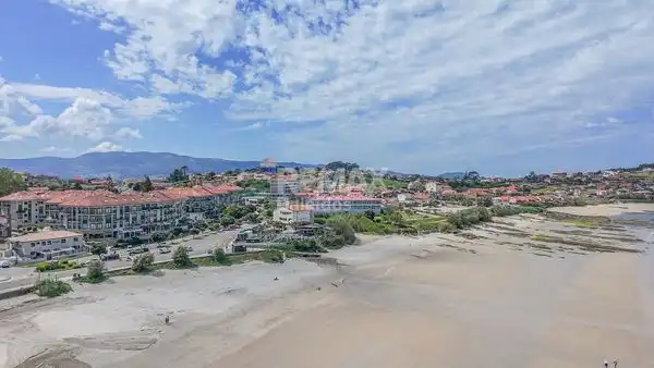 Vista exterior de Casa o xalet en venda en Nigrán amb Calefacció, Jardí privat i Parquet
