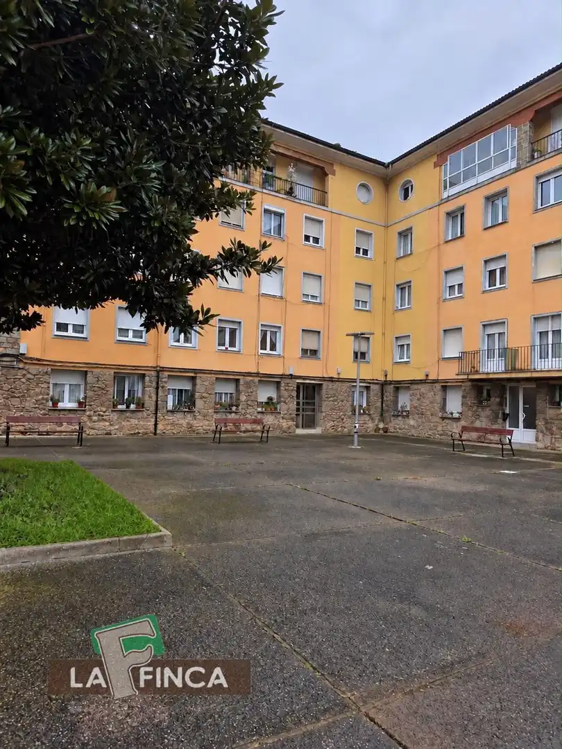 Vista exterior de Pis en venda en Carreño amb Moblat i Balcó