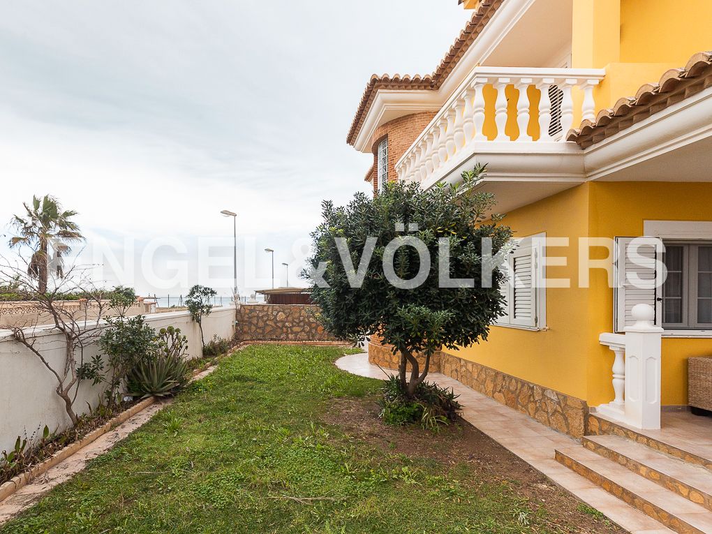 Vista exterior de Casa o xalet en venda en Cullera amb Aire condicionat, Calefacció i Jardí privat
