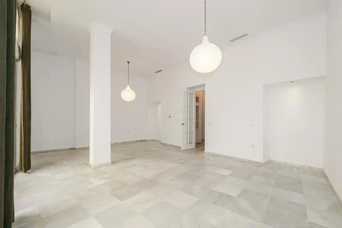 Erdgeschoss zum Verkauf in Sevilla mit Heizung, Terrasse und Balkon