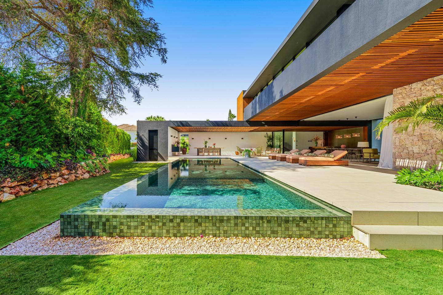 Piscina de Casa o xalet en venda en Marbella amb Aire condicionat, Calefacció i Jardí privat