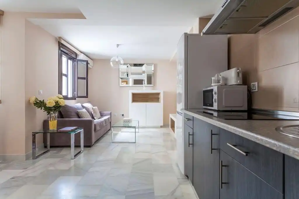 Cuina de Apartament de lloguer en Sevilla amb Aire condicionat, Calefacció i Moblat
