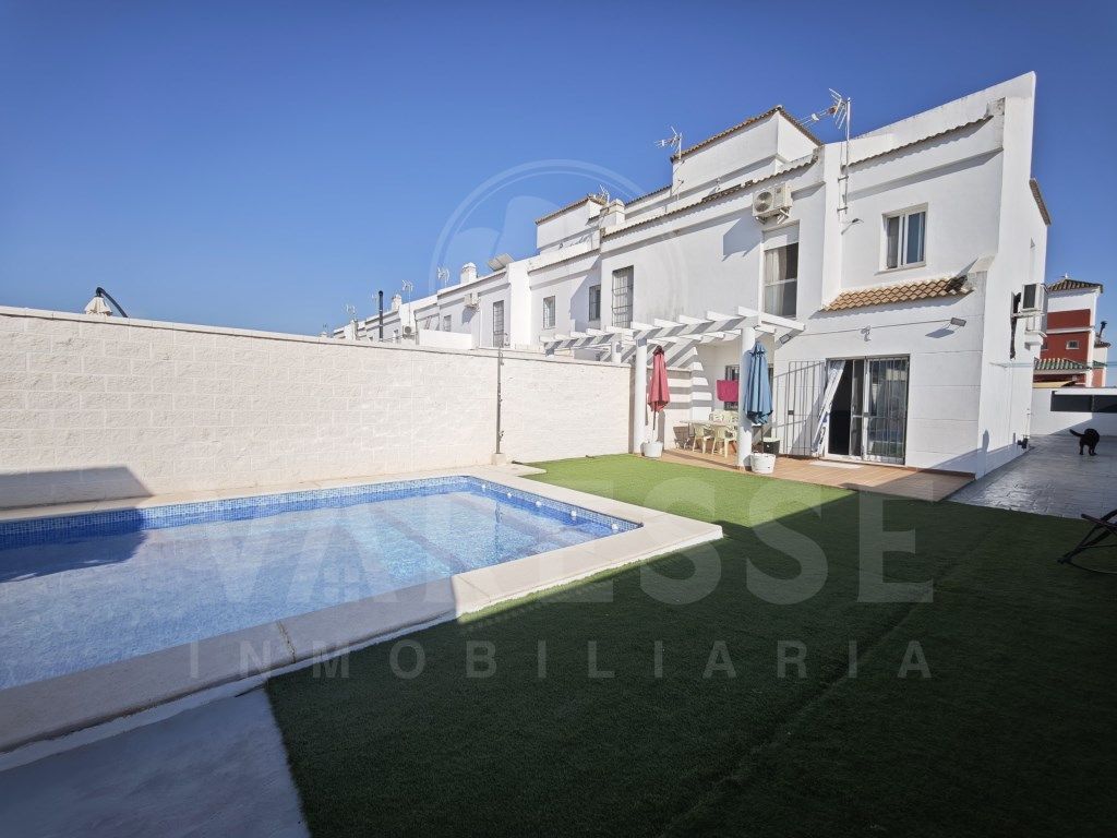Piscina de Casa adosada en venda en Huévar del Aljarafe