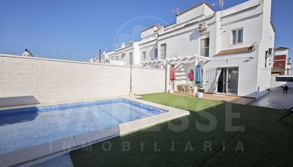 Foto 1 de Casa adosada en venda a Calle Emilia Pardo Bazan, Huévar del Aljarafe, Sevilla