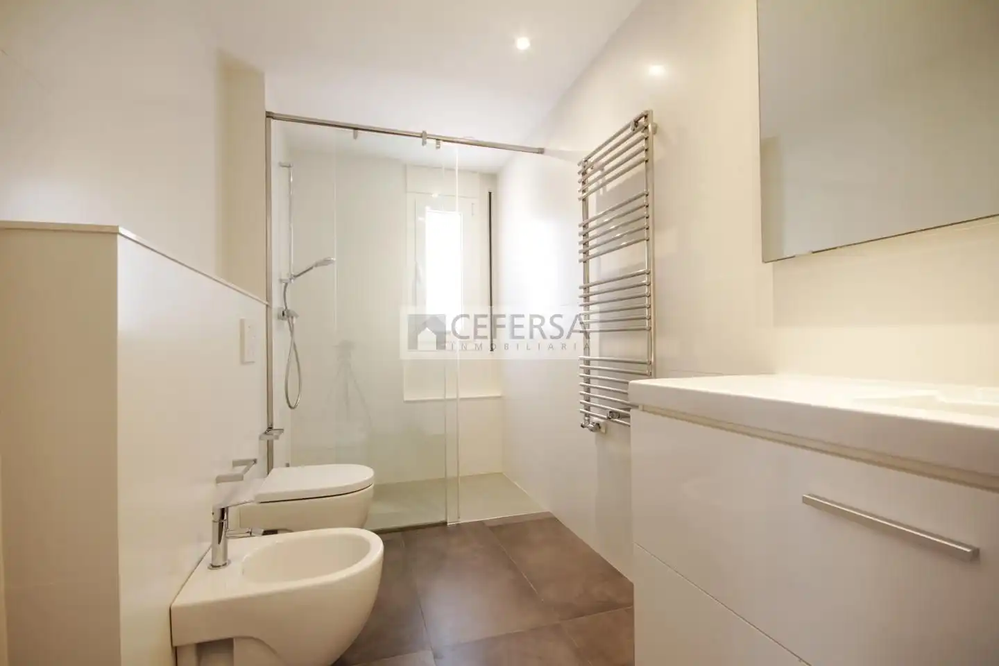 Badezimmer von Dachboden zur Miete in Barcelona mit Klimaanlage, Heizung und Parkett