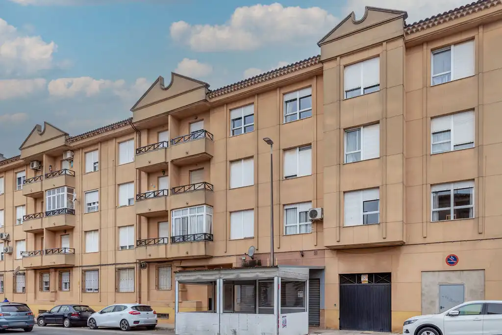 Flat with lift for sale in Av Reyes Católicos