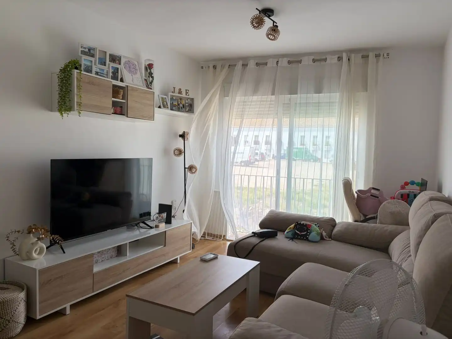Sala de estar de Piso en venta en Ontígola con Calefacción, Trastero y Piscina comunitaria