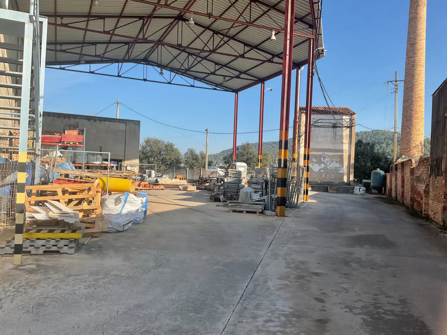 Außenansicht von Fabrikhallen zum Verkauf in Avinyó