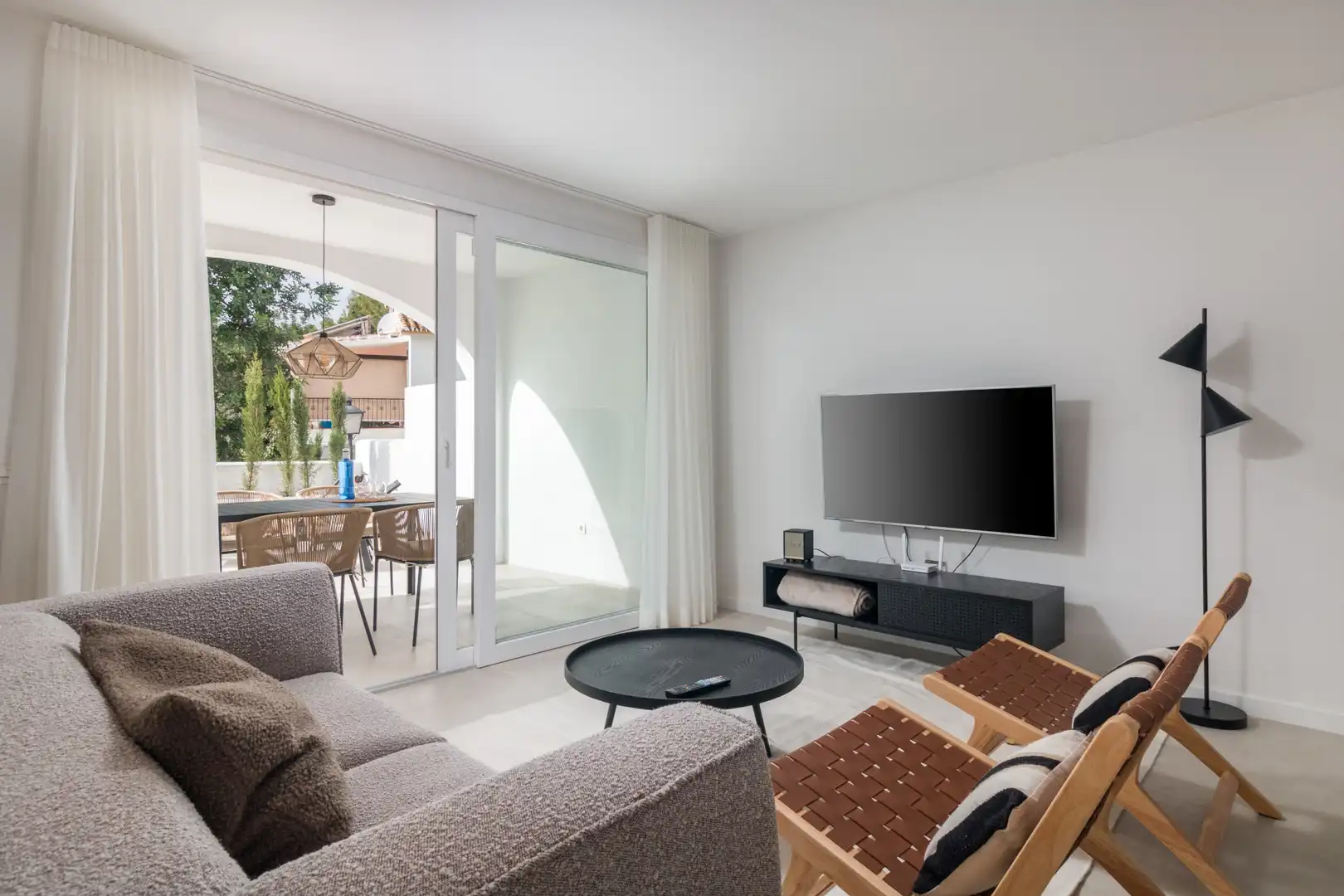 Sala de estar de Casa adosada en venta en Istán con Aire acondicionado, Terraza y Piscina