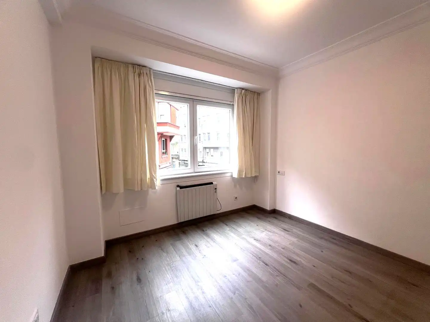 Dormitori de Apartament en venda en A Coruña Capital  amb Calefacció, Terrassa i Forn