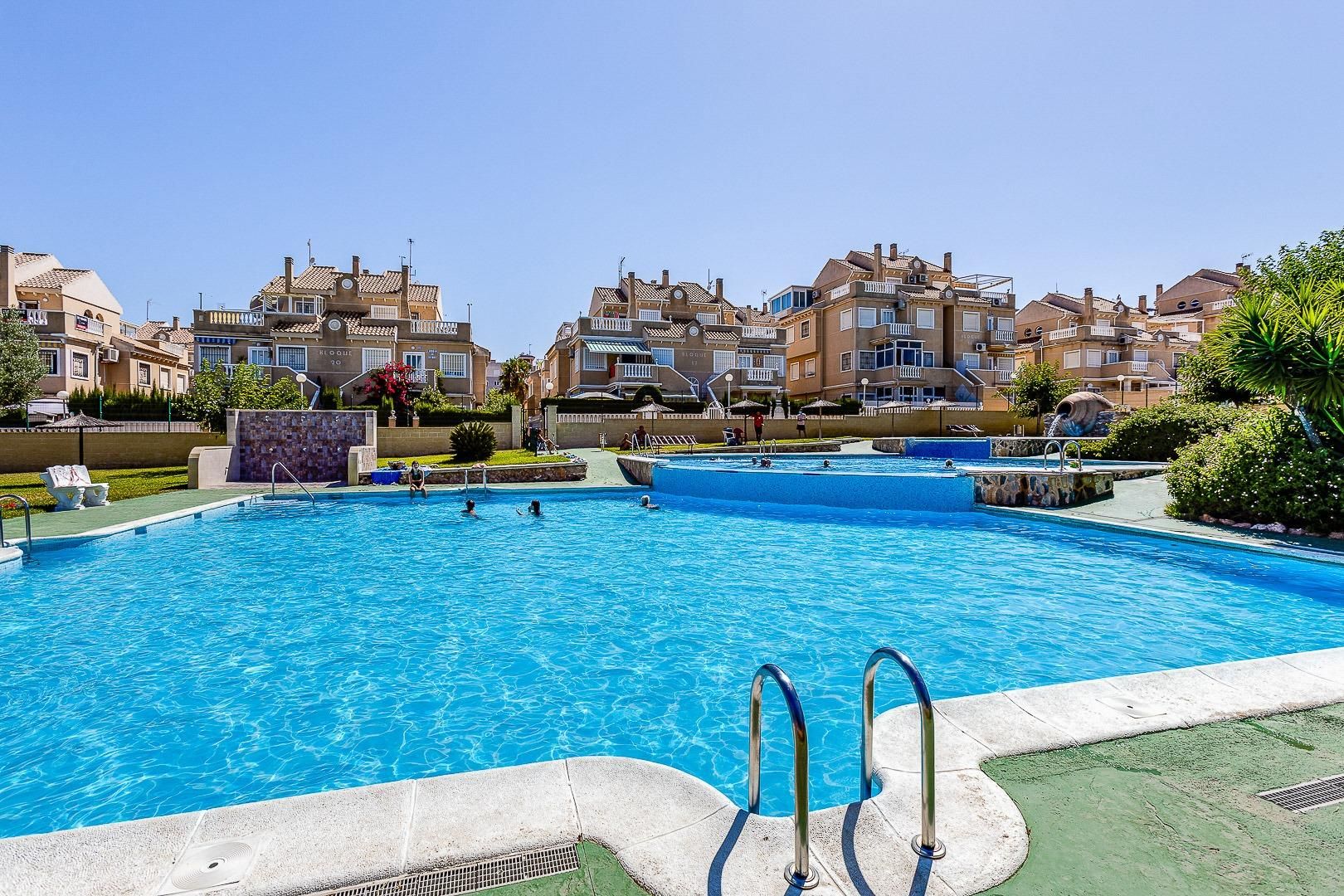 Piscina de Casa o xalet en venda en Torrevieja amb Jardí privat, Terrassa i Piscina comunitària