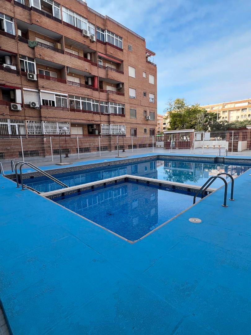 Piscina de Pis en venda en Torrevieja amb Terrassa, Moblat i Rentadora