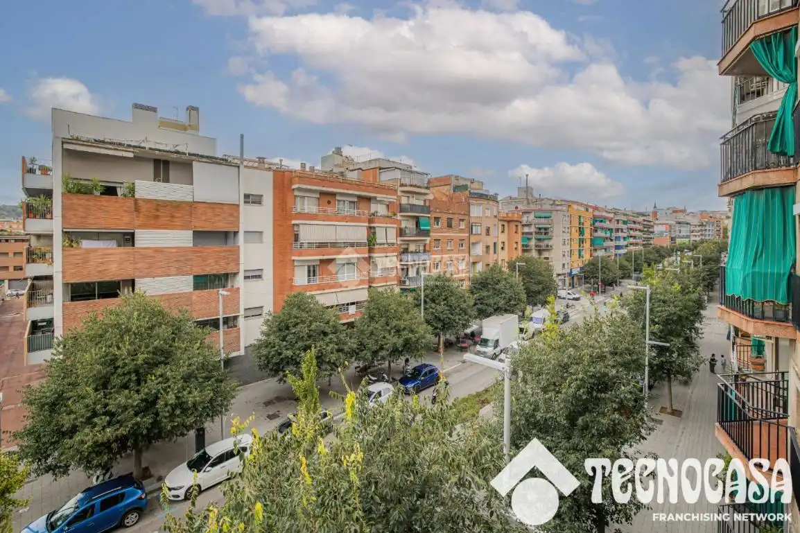 Vista exterior de Pis en venda en Santa Coloma de Gramenet amb Aire condicionat, Calefacció i Balcó