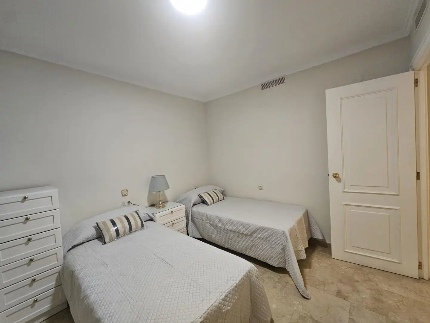 Dormitori de Pis de lloguer en Valencia amb Aire condicionat, Calefacció i Moblat