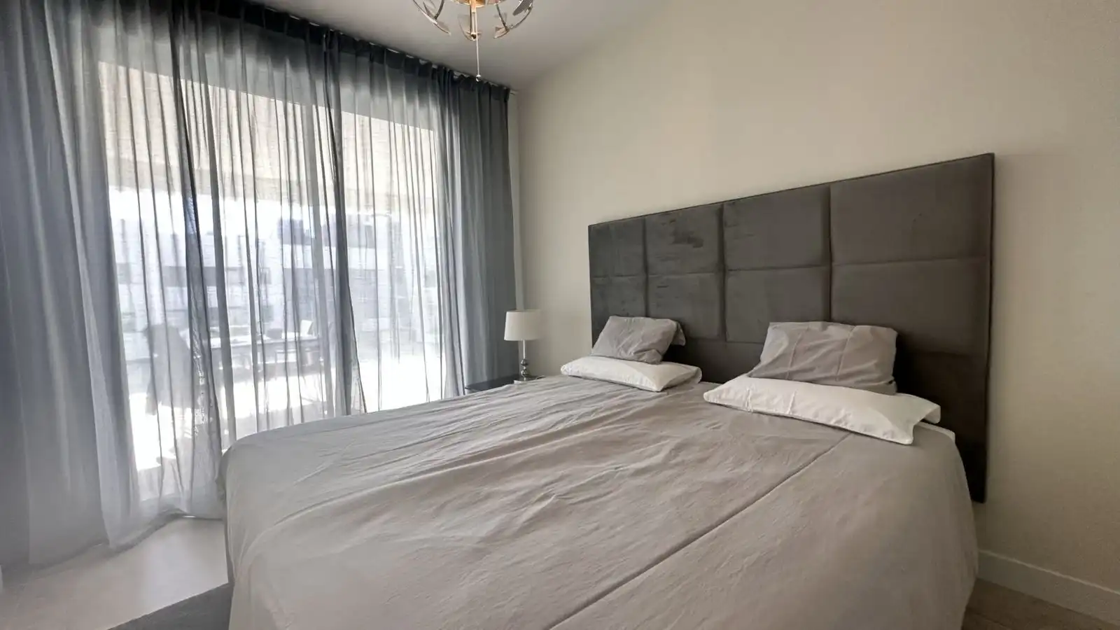 Habitación de Piso de alquiler en Estepona con Aire acondicionado, Terraza y Amueblado