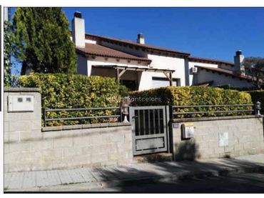 Detached house with pool for sale in Calle Doctor Trueta 23