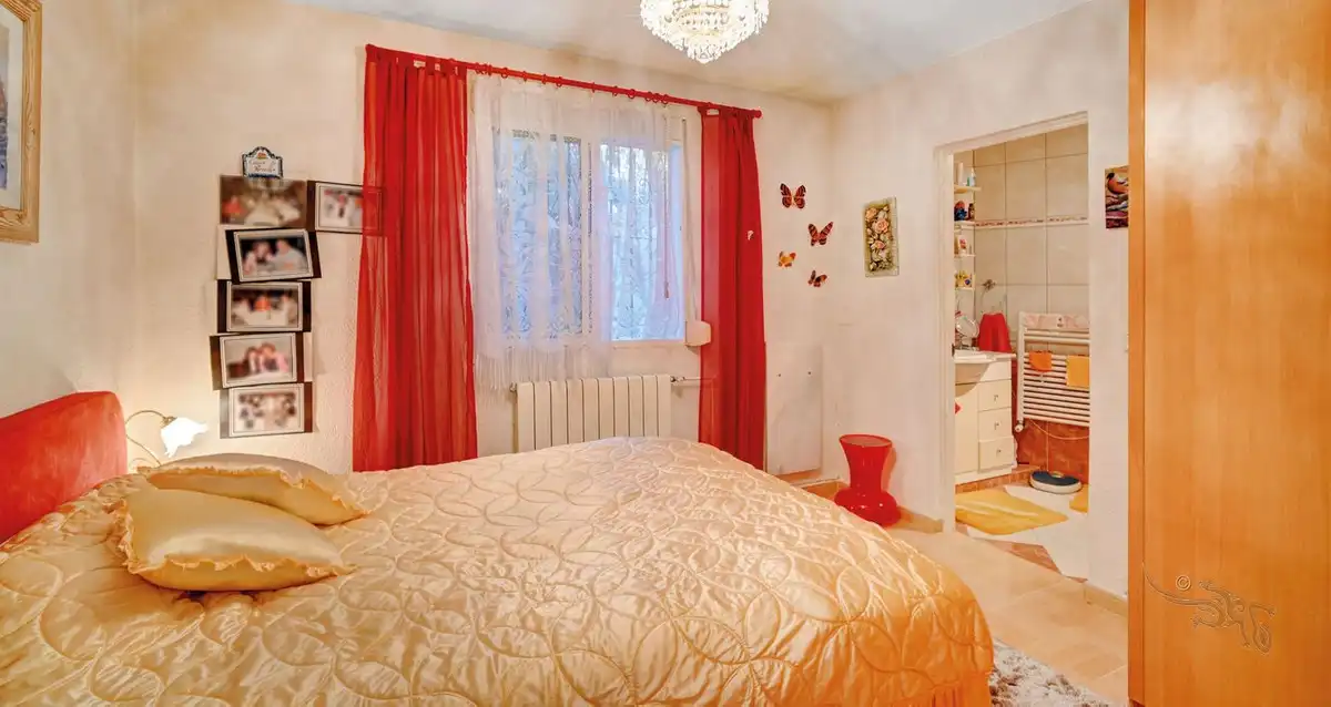 Dormitori de Casa o xalet en venda en Marbella amb Jardí privat