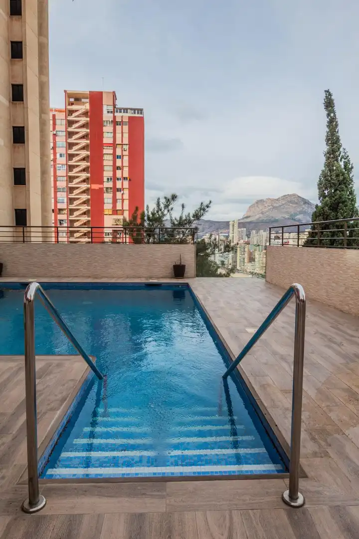 Piscina de Apartament en venda en Benidorm amb Terrassa, Traster i Piscina comunitària