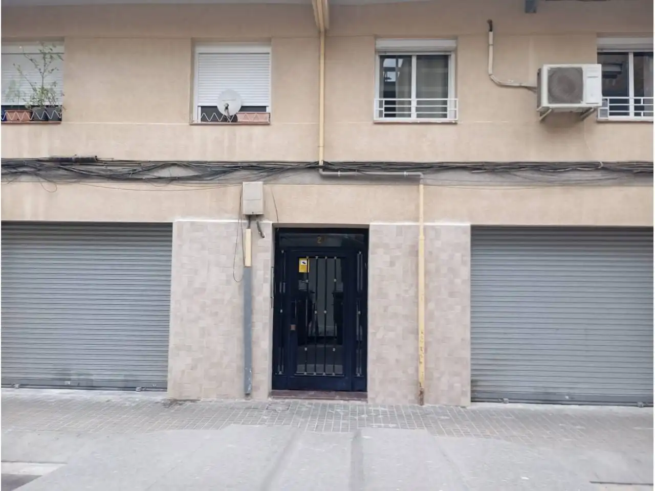 Vista exterior de Local de lloguer en L'Hospitalet de Llobregat amb Aire condicionat i Alarma