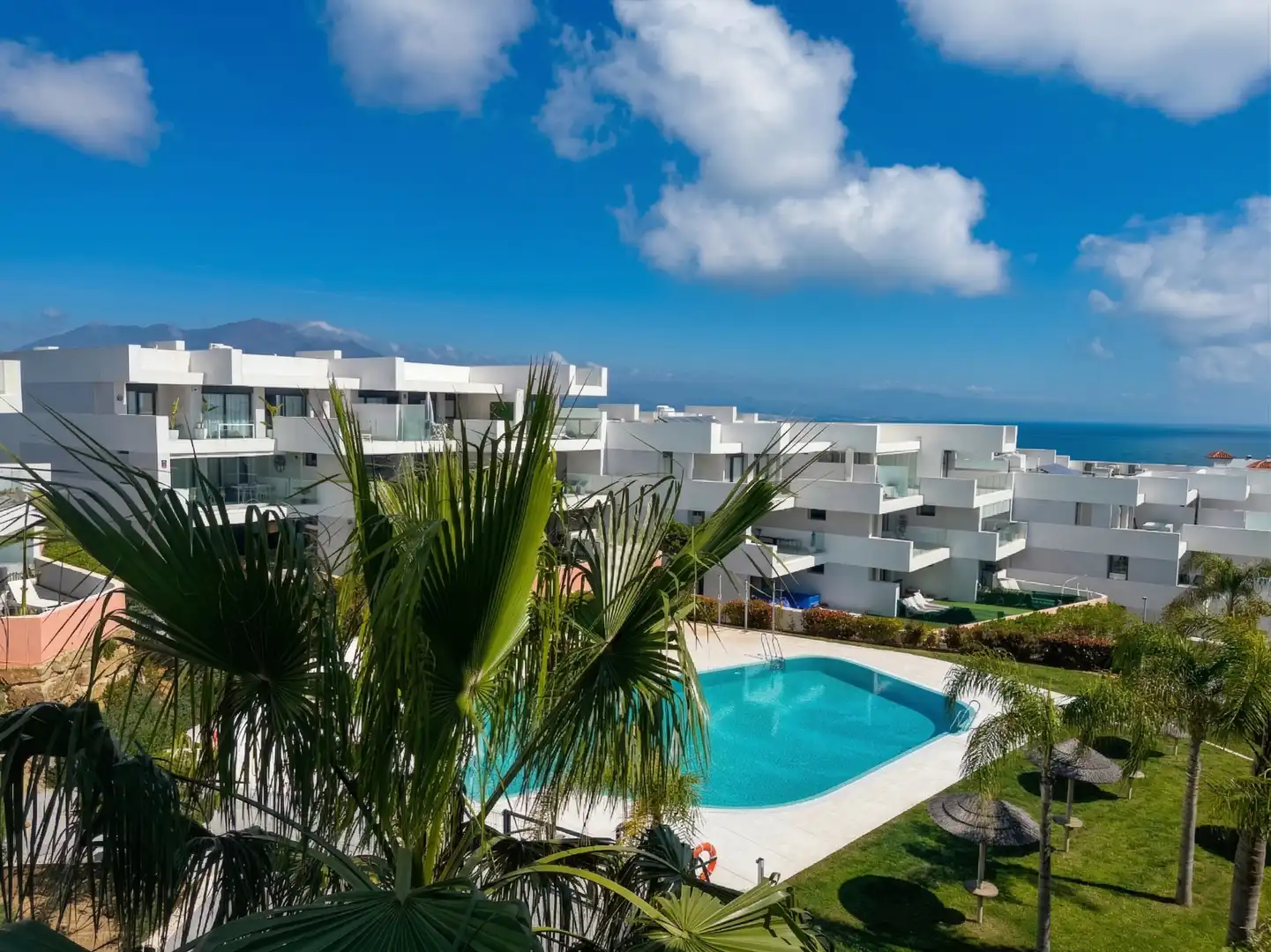 Außenansicht von Dachboden zum Verkauf in Manilva mit Klimaanlage, Heizung und Terrasse