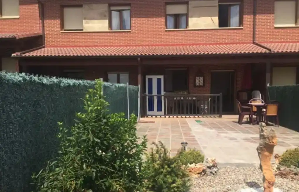 Vista exterior de Casa o xalet en venda en Poza de la Sal amb Calefacció, Jardí privat i Terrassa