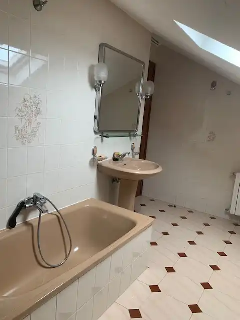 Badezimmer von Einfamilien-Reihenhaus zum Verkauf in Vilagarcía de Arousa mit Heizung, Privatgarten und Möbliert