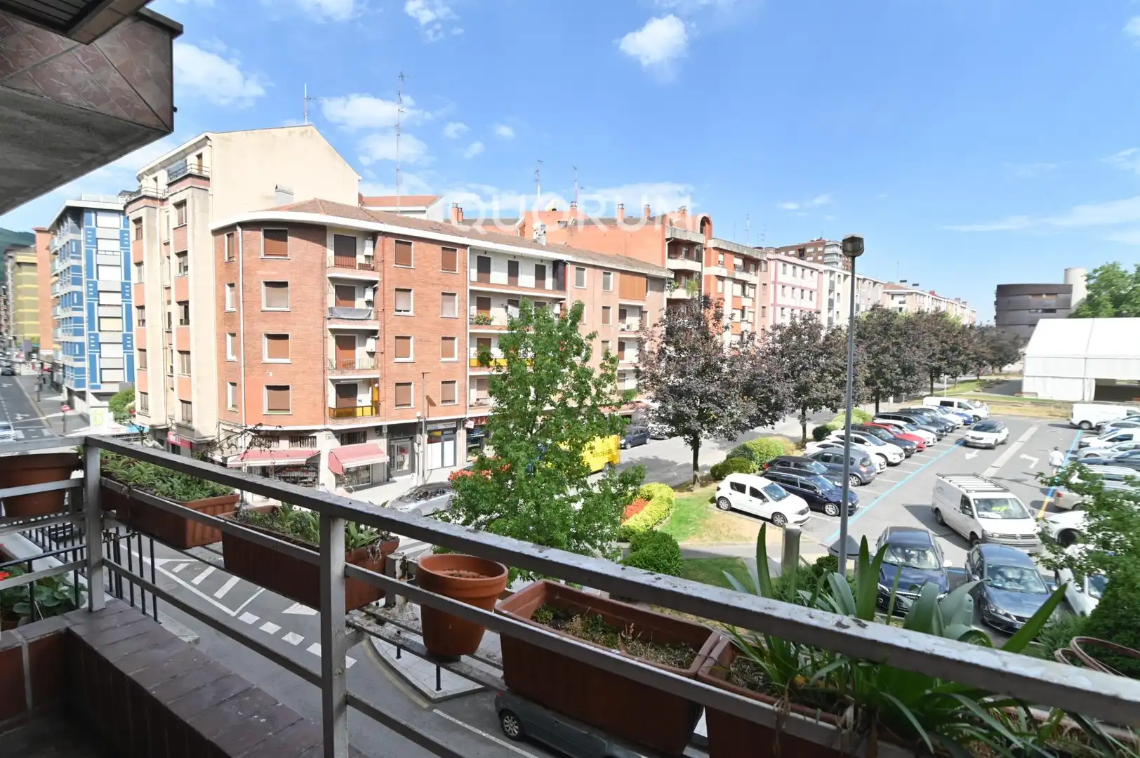 Vista exterior de Pis en venda en Basauri  amb Terrassa i Balcó