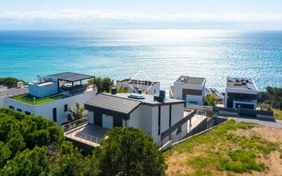 Vista exterior de Casa o xalet en venda en Arenys de Mar amb Aire condicionat, Calefacció i Jardí privat